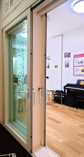 総合技術研究所内にあるショールーム「テクノギャラリー」。開発した技術を紹介している。防音室なので扉が分厚い(写真:日経クロステック)