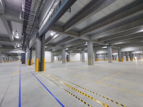 国内最大規模である1フロアの延べ面積を有するDPL流山IVの内部。柱の寸法は約1m×約1mで、スパンは約11m。物流ロボットを使ったオペレーションを前提としたフラットで仕切りの少ないつくりが特徴で、物流業界の2024年問題に対応することを念頭に置いた自動化向けの大規模施設である(写真:日経クロステック)