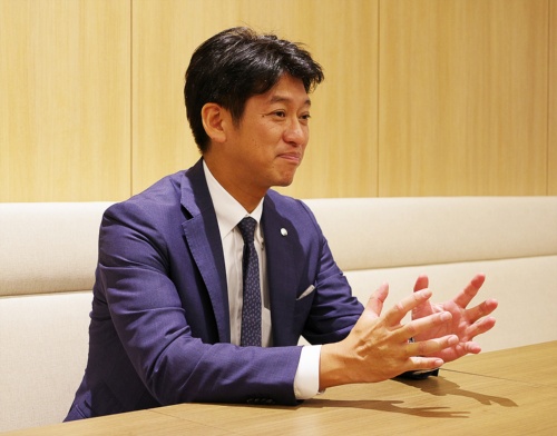 大和ハウス工業東京本店建築事業部の村上泰規事業部長。物流施設は法人向け建築事業の1つだ(写真:日経クロステック)