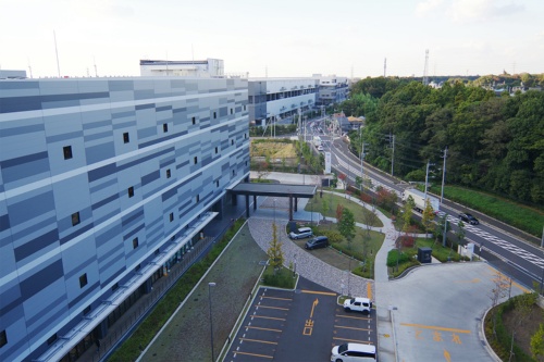 DPL流山IVの屋上から見た他の3棟(奥の建物)(写真:日経クロステック)