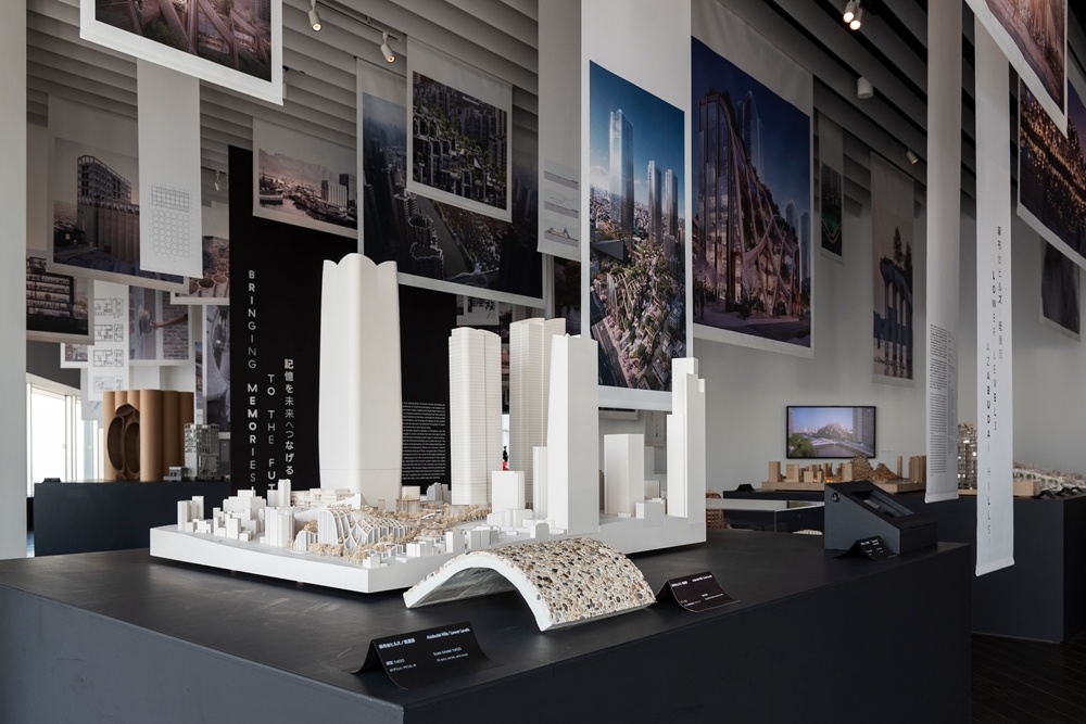 2023年3月から6月まで東京・六本木ヒルズ内で開かれた「ヘザウィック・スタジオ展：共感する建築」。同スタジオが手掛けてきた建築やプロダクトなど主要28プロジェクトを紹介した。麻布台ヒルズの模型も並べられた（写真：日経クロステック）