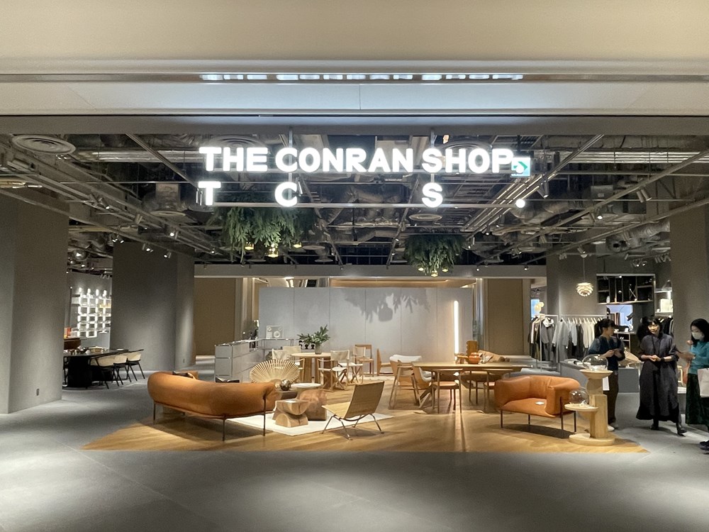 インテリアのほか、ファッションも取り扱うザ・コンランショップ東京店。店舗面積は1330m<sup>2</sup>ほど。日本の店舗としては初めてレストランを併設する（写真：日経クロステック）