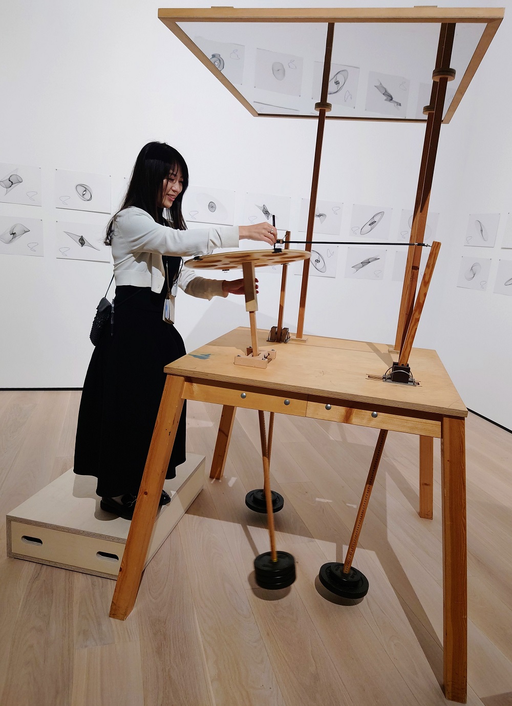 振り子の動力で紙と鉛筆が動き、軌跡を描く作品。チケット代とは別料金で体験可能で、特製の判子を押して用紙を持ち帰れる（写真：日経クロステック）
