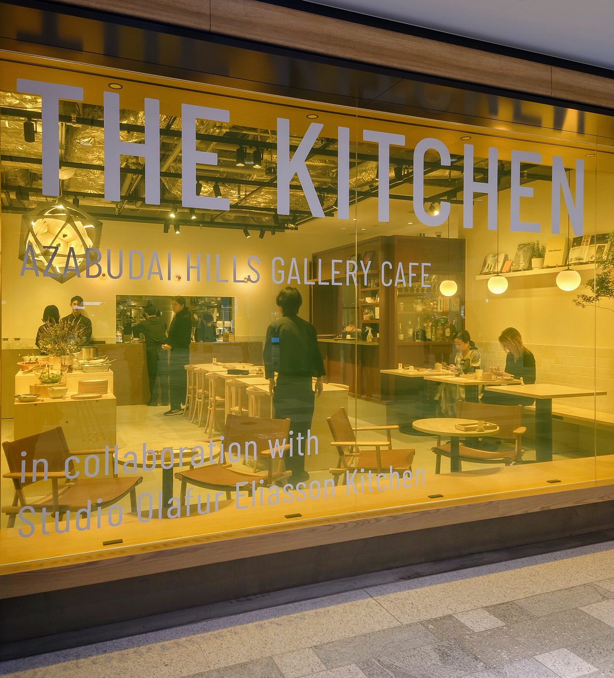 オラファー・エリアソン展とコラボレーションしたカフェ「THE KITCHEN」は、セントラルウォークの出発点になっている「駅前広場」に面する位置にある（写真：日経クロステック）