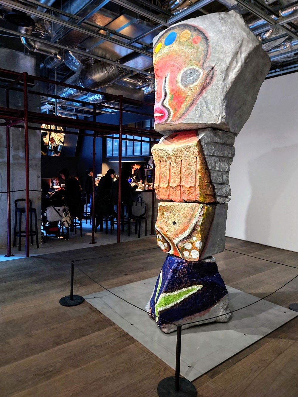 ギャラリーと飲食店が合体した「Gallery ＆ Restaurant 舞台裏」。表に展示された作品を見ながら、裏で食事ができるコンセプトを店名の舞台裏に込めた（写真：日経クロステック）