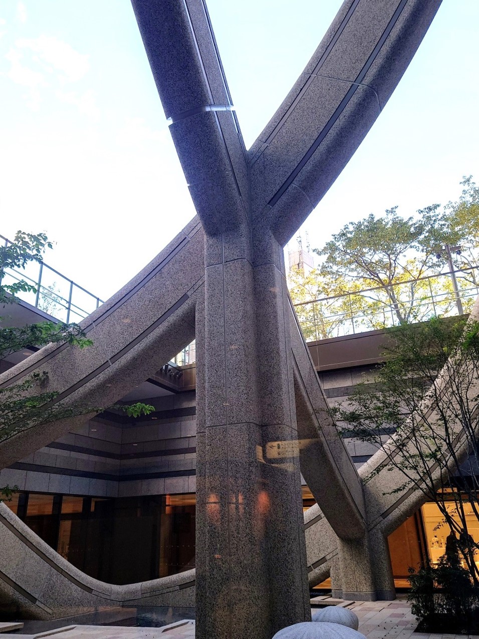 ヘザウィック・スタジオが建築デザインした、曲線だらけの外装フレームの起点。地下の駅前広場から見られる。地上から見下ろすことも可能（写真：日経クロステック）