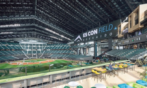 エスコンフィールドHOKKAIDO。可動屋根の面積は米大リーグのテキサス・レンジャーズの本拠地、グローブライフ・フィールドを抜いて世界一。写真右端の3塁側外野席には、レストランや温浴・サウナ施設、ホテルなどを備えた球場一体型複合施設、TOWER 11(タワーイレブン)がある(写真:吉田 誠)