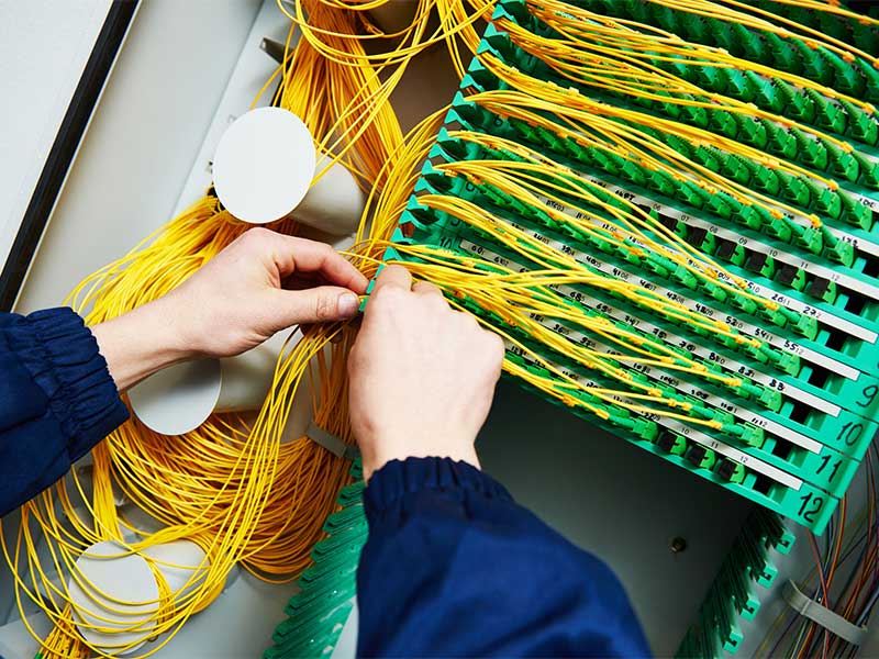 LANケーブルの敷き方にもトレンドがある、人気の「ジャック-プラグ」とは何か