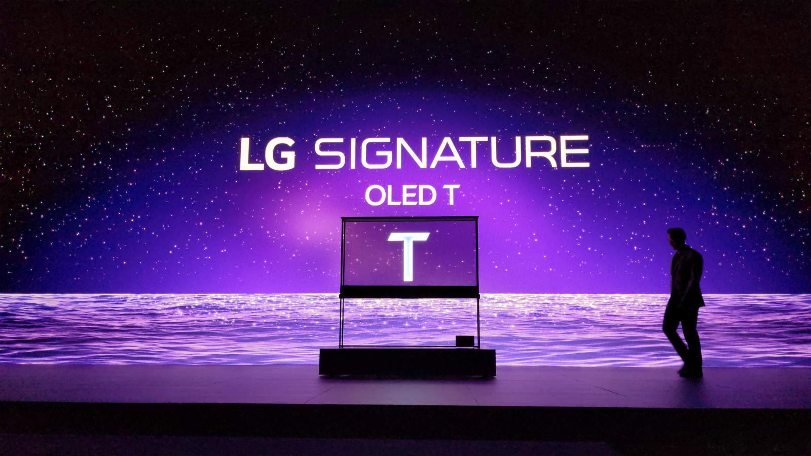 LGエレクトロニクスのプレスカンファレンスで発表された77インチ／4Kの透明有機ELテレビ「LG Signature OLED T」