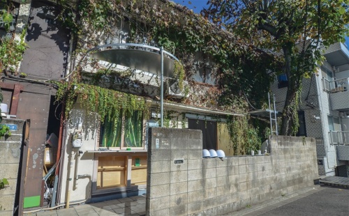 東京都新宿区百人町の路地裏にある「WHITEHOUSE（ホワイトハウス）」の外観。磯崎新氏が設計した「新宿ホワイトハウス」が、新たなギャラリースペースとして改修され、今も活用されている（写真：日経アーキテクチュア）