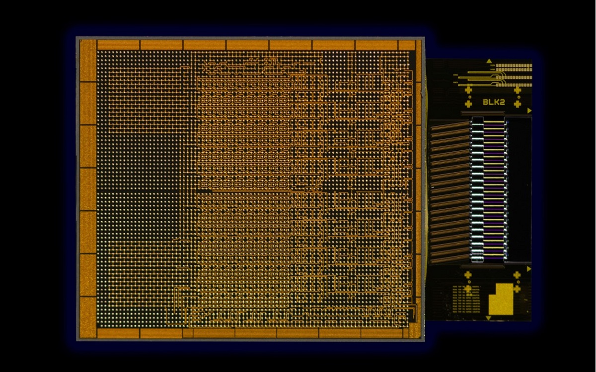 米インテルが開発した光入出力を備えるチップレット集積型半導体（出所：インテル）