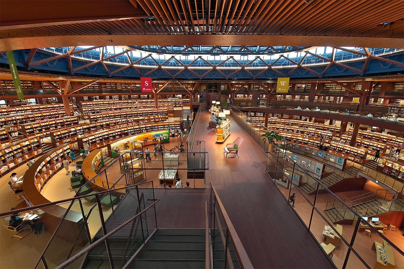 石川県立図書館の内観。段状に並ぶ書棚と閲覧席で構成した大閲覧空間が特徴。写真は2022年の雑誌掲載時のもの（写真：生田 将人）
