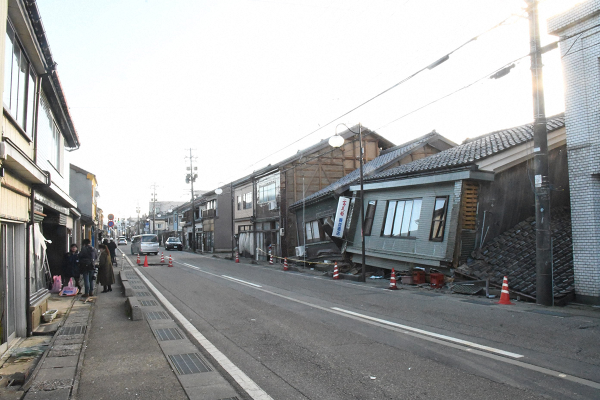 能登半島地震で被害を受けた、富山県氷見市の様子。2024年1月2日撮影（写真：毎日新聞社/アフロ）