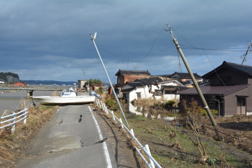 鵜飼川の堤防に横たわる漁船。2024年1月5日撮影(写真:日経クロステック)