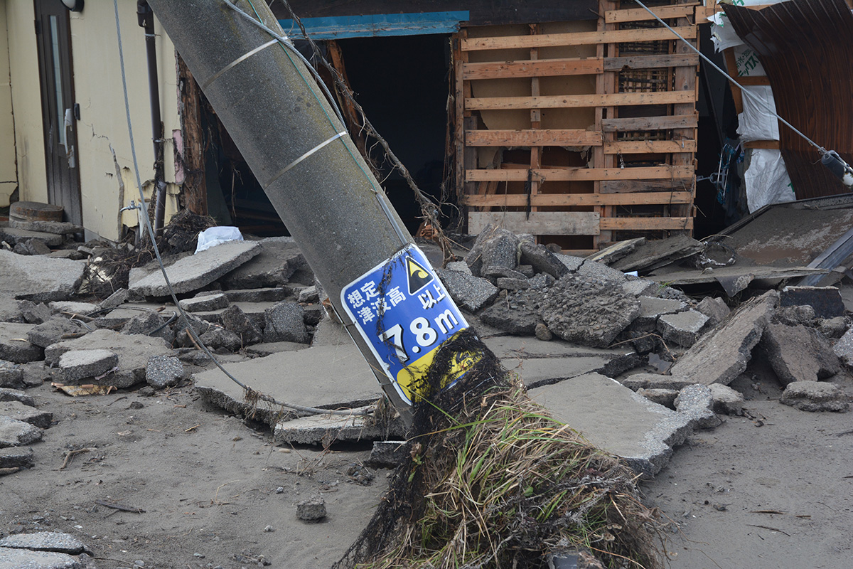 鵜飼集落内。倒れかけた電信柱には、「想定津波高7.8m以上」という表示が見える。2024年1月5日撮影（写真：日経クロステック）