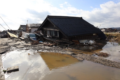 前日に降った雨か海水かは不明だが、鵜飼集落内の多くの範囲で水が残っていた。2024年1月5日撮影(写真:日経クロステック)
