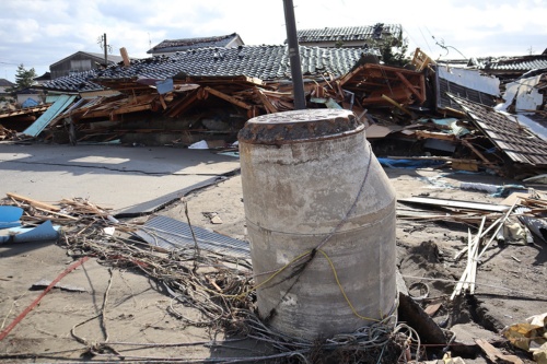 地震で飛び出たマンホールの躯体。この周辺はグーグルマップで見ると、2階建ての家屋が立っていた。ほとんどが倒壊していた。2024年1月5日撮影(写真:日経クロステック)