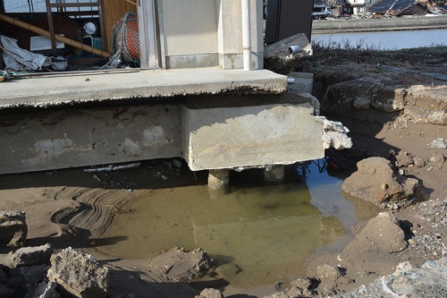 宝立町漁業協同組合の施設。津波によって基礎部分が洗掘されたと見られる。2024年1月5日撮影(写真:日経クロステック)