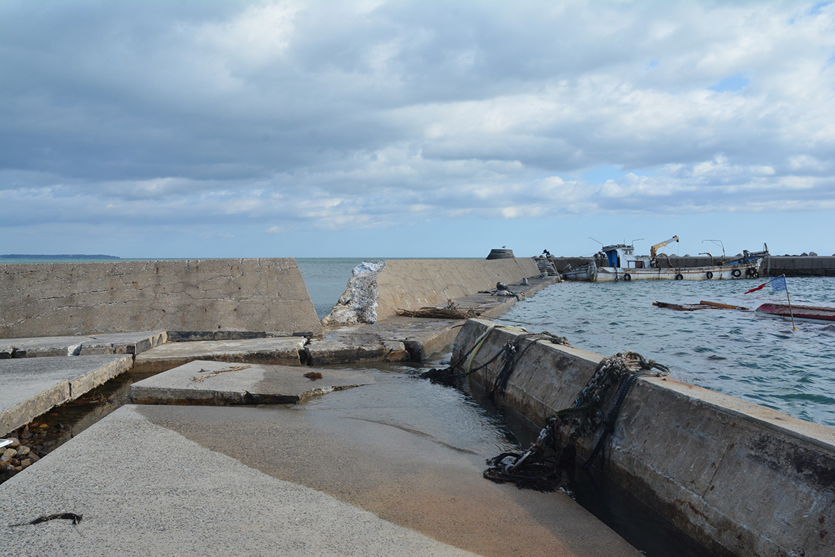 鵜飼漁港の防波堤。一部が壊れていた。2024年1月5日撮影（写真：日経クロステック）