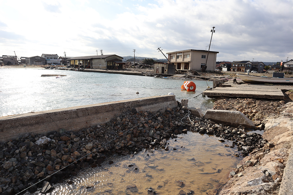 鵜飼漁港の防波堤。上部コンクリートが破損している。2024年1月5日撮影（写真：日経クロステック）