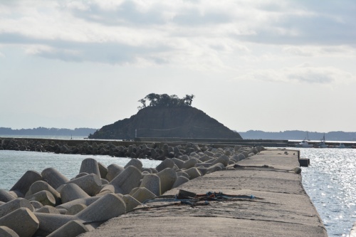 珠洲市宝立町の見附島。石川県の天然記念物や名勝に指定されている。能登半島地震で島の一部が崩れた。2024年1月5日撮影(写真:日経クロステック)