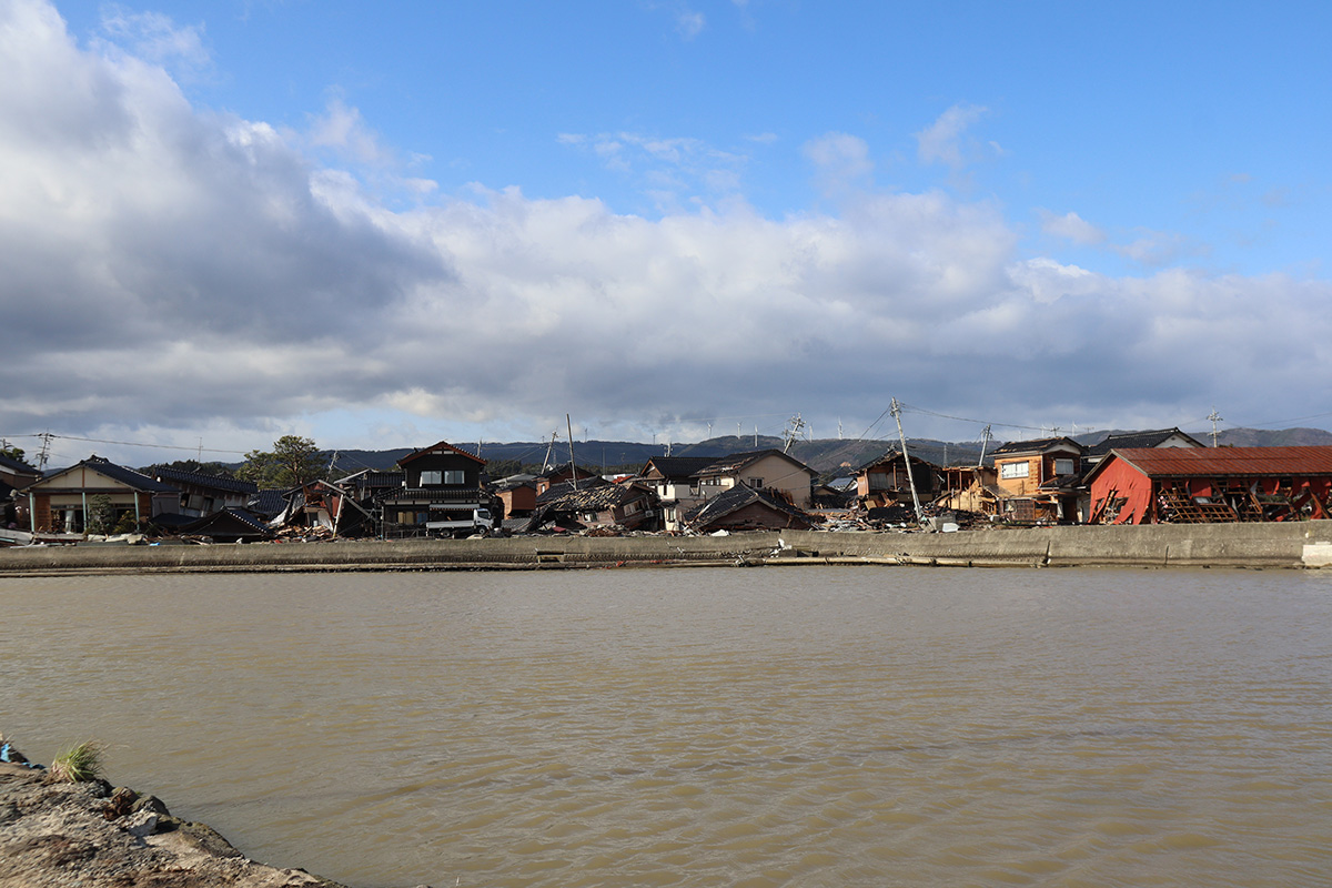 鵜飼川左岸を見る。津波で壊滅的な被害を受けた集落が見えた。2024年1月5日撮影（写真：日経クロステック）