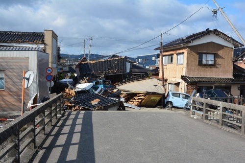 鵜飼川の左岸。橋の先の道路が塞がっていた。2024年1月5日撮影(写真:日経クロステック)