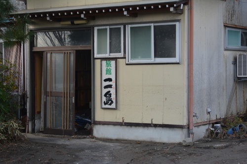 集落には温泉旅館や民宿などが多数あった。2024年1月5日撮影(写真:日経クロステック)