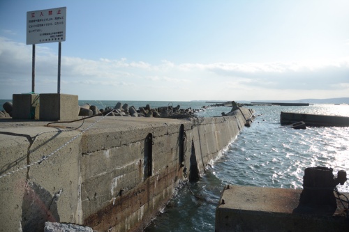 飯田港の東側防波堤の被害状況。ケーソンが倒壊・水没している。2024年1月5日撮影(写真:日経クロステック)