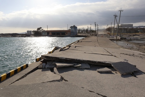 飯田港の被害状況。ひび割れなどが多く見られる。2024年1月5日撮影(写真:日経クロステック)