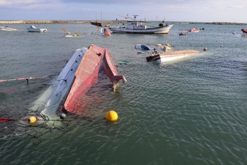 飯田港では津波の影響で複数の船舶が転覆していた。2024年1月5日撮影(写真:日経クロステック)