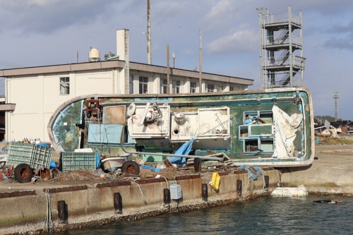 飯田港で津波の影響を受けて岸壁に乗り上げた船舶。2024年1月5日撮影(写真:日経クロステック)