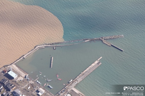 飯田港の東側防波堤における被害状況の航空写真(写真:パスコ、国際航業)