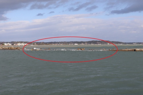 飯田港の東側防波堤の側面写真。赤丸で囲んだのが水没した箇所。2024年1月5日撮影(出所:日経クロステック)