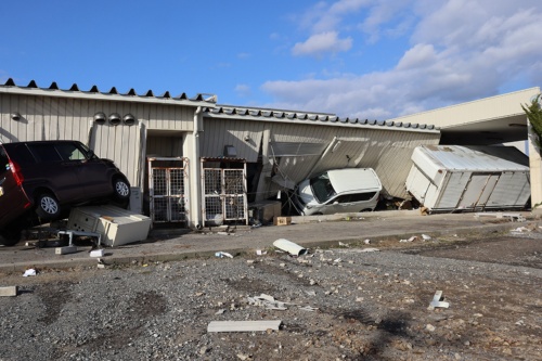 飯田港の背後にあるショッピングセンター。津波で流された車が衝突していた。2024年1月5日撮影(写真:日経クロステック)