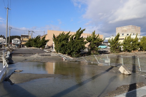 飯田港の背後地には、一部で水が残っていた。2024年1月5日撮影(写真:日経クロステック)