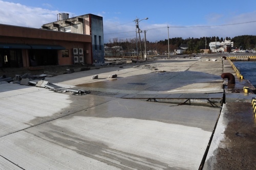 飯田港では岸壁の変状により、排水設備が壊れて周囲が浸水していた。2024年1月5日撮影(写真:日経クロステック)