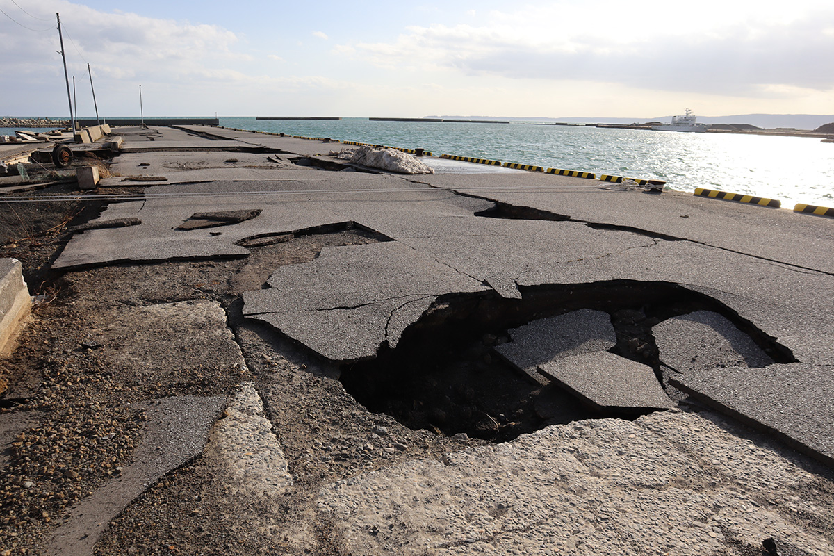 飯田港では複数箇所で陥没が発生していた。2024年1月5日撮影（写真：日経クロステック）