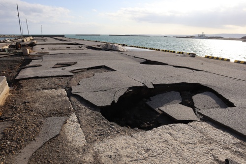 飯田港では複数箇所で陥没が発生していた。2024年1月5日撮影(写真:日経クロステック)