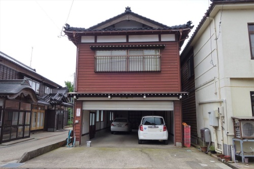 珠洲市正院町に立つ車庫付き住宅の23年奥能登地震後の状態。基礎とモルタル壁の室内側にひびが入った。モルタル壁の一部が脱落した(写真:建物修復支援ネットワーク)