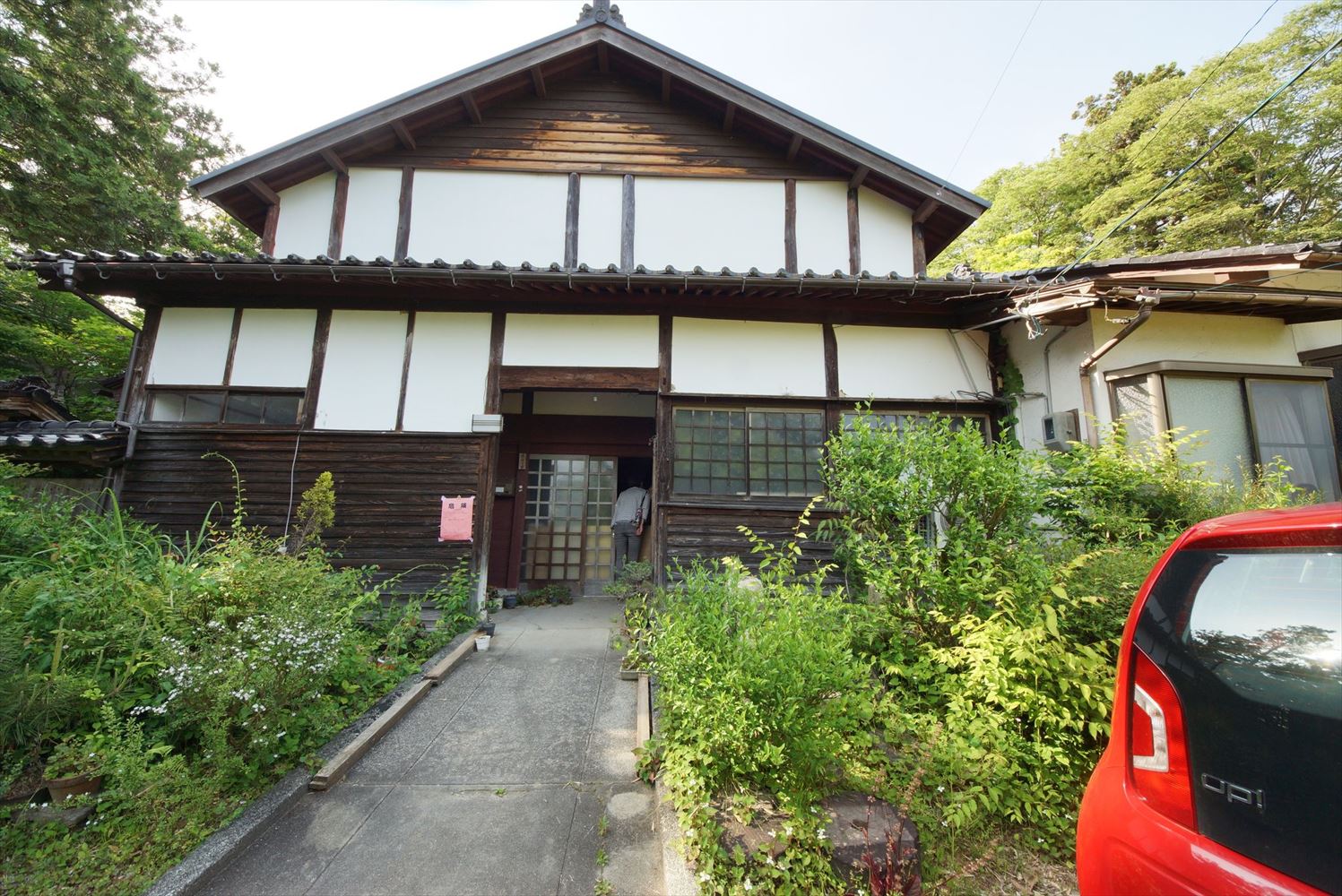 珠洲市正院町に立つ江戸時代に建てられたと推定される住宅の、23年奥能登地震後の状態。20分の1～10分の1程度の変形が生じた。135mm角の柱を使用している（写真：建物修復支援ネットワーク）