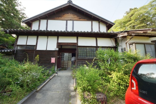 珠洲市正院町に立つ江戸時代に建てられたと推定される住宅の、23年奥能登地震後の状態。20分の1~10分の1程度の変形が生じた。135mm角の柱を使用している(写真:建物修復支援ネットワーク)