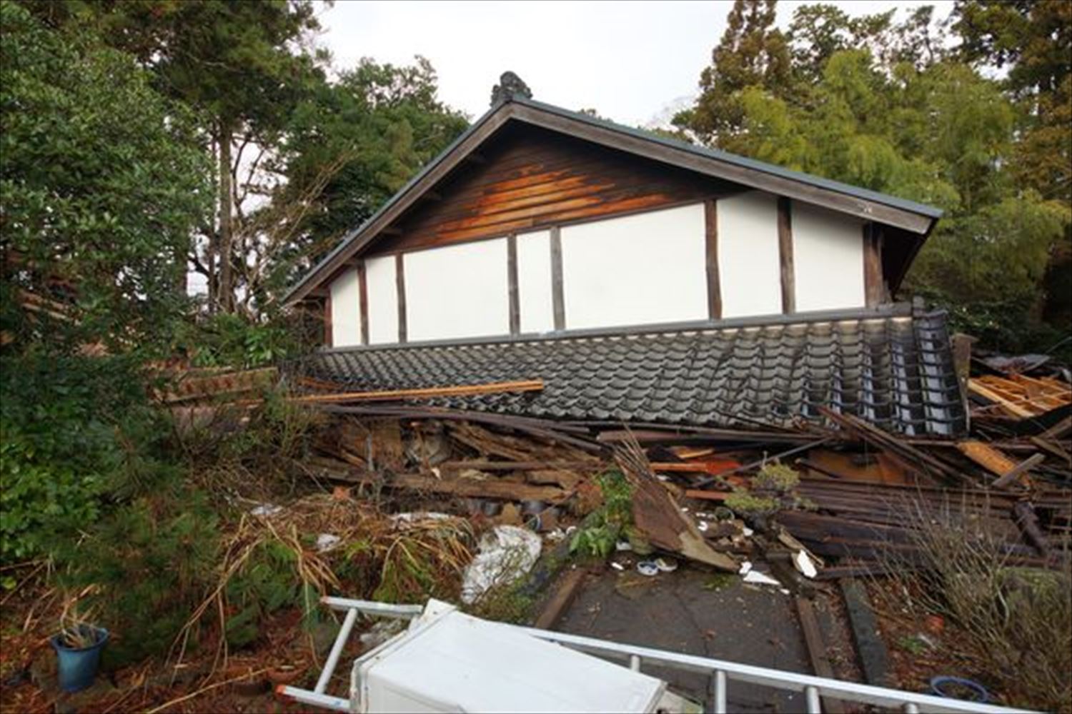同住宅の24年能登半島地震後の状態。層崩壊した。修復を検討している最中だった（写真：建物修復支援ネットワーク）