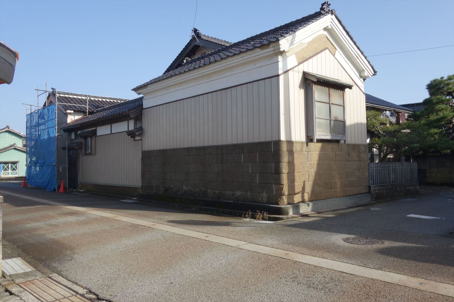 珠洲市正院町の土蔵付き住宅の23年奥能登地震後の状態。地震で外壁に損傷が生じたため、補強計画が進められていた（写真：建物修復支援ネットワーク）