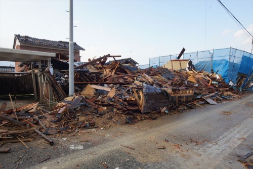 同住宅の24年能登半島地震後の状態。層崩壊した(写真:建物修復支援ネットワーク)