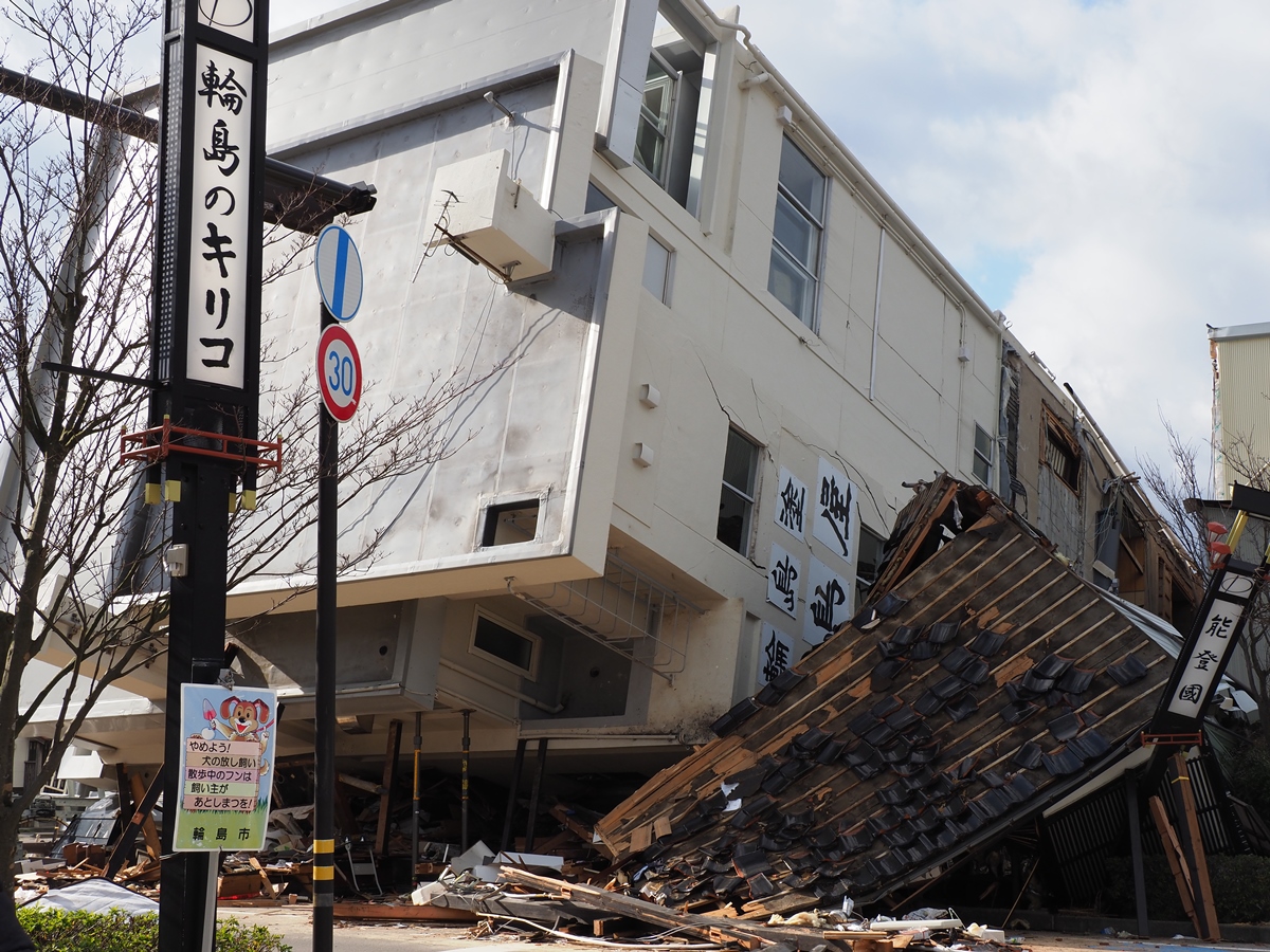 東側の「錦川通り」から見たビル転倒現場。ビルは東側に立っていた店舗兼住宅を押しつぶし、錦川通りに迫った。現場には救助活動の際に差し込んだ支保工がいくつも残っていた（写真：池谷 和浩）