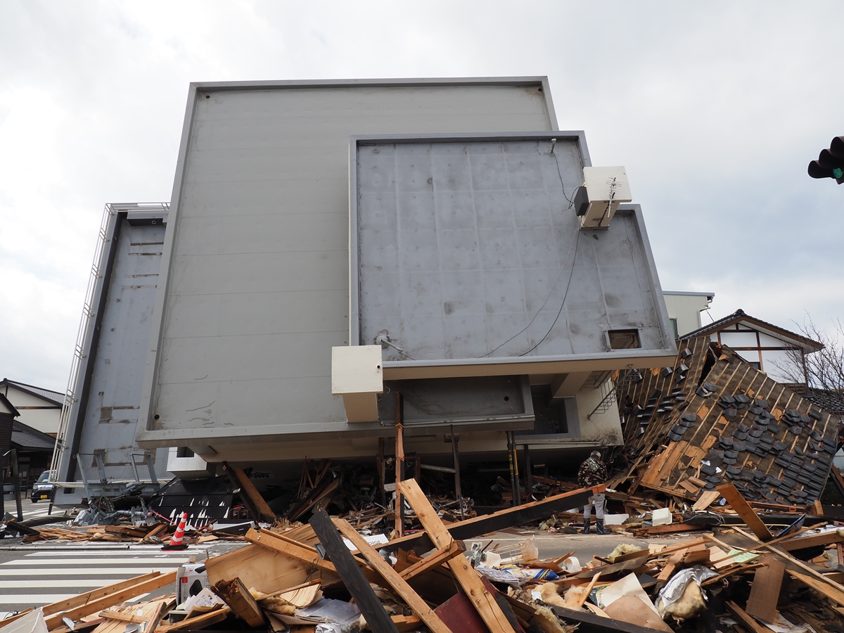 錦川通りから見たビル転倒現場。倒壊した店舗兼住宅のがれきは一時、道路を塞いでいた（写真：池谷 和浩）