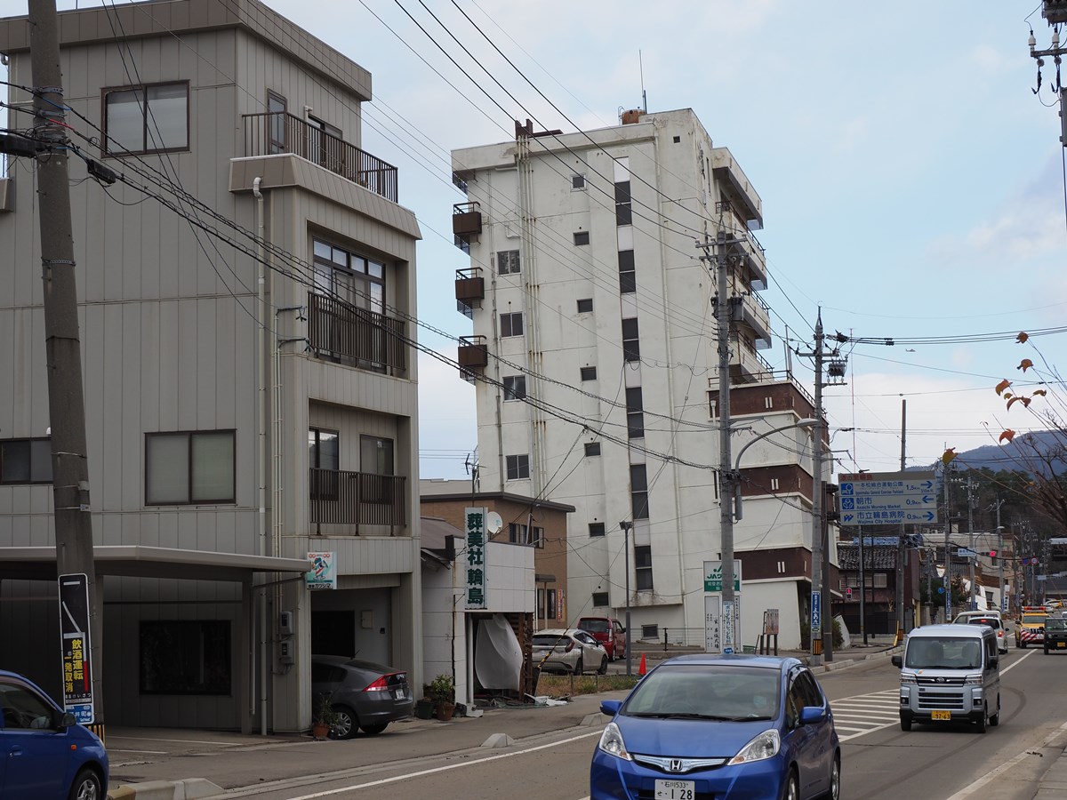 西側から見た様子。写真中央が傾斜した7階建てのビル（写真：池谷 和浩）