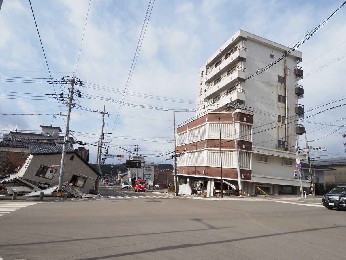 輪島高校西交差点からビルの東側を見た様子。北に向かって地面にめり込んでいる（写真：日経クロステック）