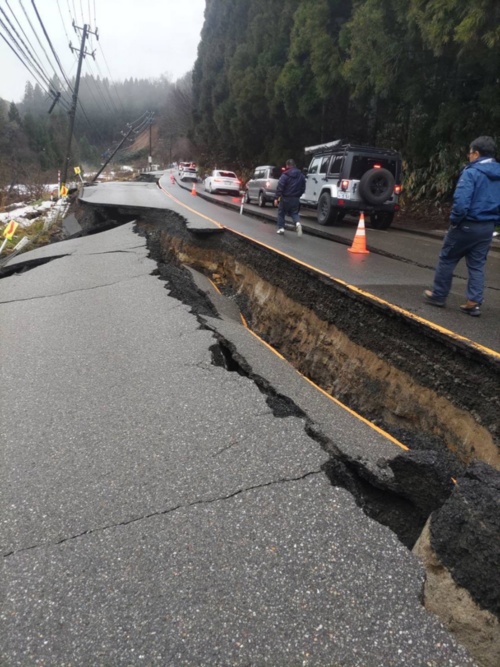 珠洲市の大谷狼煙飯田線へ向かう国道の被害状況(写真:石川県建設業協会)